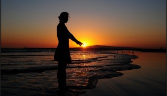 16 Incredible Forced Perspective Examples (+ Tips)